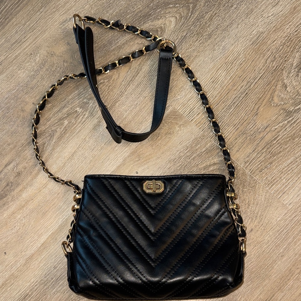 Amazon- Elegant Black Quilted Shoulder Bag - Picture 3 of 5